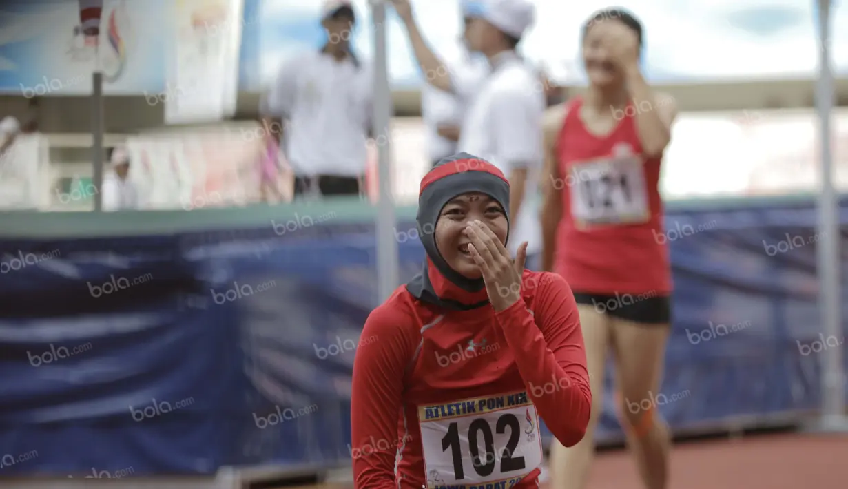 Nadia Anggraini mempersembahkan medali emas untuk DKI Jakarta dalam final lompat tinggi putri PON XIX Jawa Barat 2016 di Stadion Pakansari, Bogor, Kamis (22/9/2016). (Bola.com/Arief Bagus)