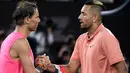 Petenis Spanyol, Rafael Nadal berjabat tangan dengan Nick Kyrgios dari Australia selama pertandingan tunggal putaran keempat di kejuaraan tenis Australia Terbuka di Melbourne, Australia (27/1/2020). Rafael Nadal menang dengan skor 6-3, 3-6, 7-6 (6), 7-6 (4). (AP Photo/Andy Brownbill)