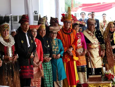  Presiden Joko Widodo foto bersama dengan para pemenang hadiah sepeda yang di nilai dari pakaian adat terlengkap usai peringatan HUT RI ke 72 di Istana Merdeka, Jakarta, Kamis (17/8). (Liputan6.com/Pool)