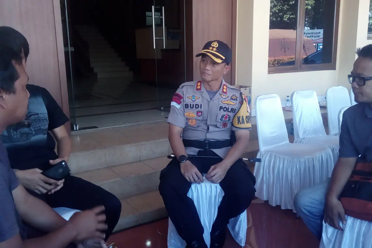 Menggunakan area halaman Mapolres Garut, Kapolres Garut namapk berdiskusi dengan sejumlah wartawan Garut, menyikapi aksi kekerasan yang menimpa dua wartawan di kota Bandung oleh oknum polisi, saat perayaan May day kemarin.