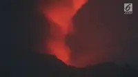 Sinar api menyala terang di puncak kawah Gunung Agung, di Karangasem, Bali, Minggu (26/11). Usai meletus pada Sabtu malam, 25 November 2017, Gunung Agung sempat mengeluarkan sinar merah yang disebut lava. (Liputan6.com/Andi Jatmiko)
