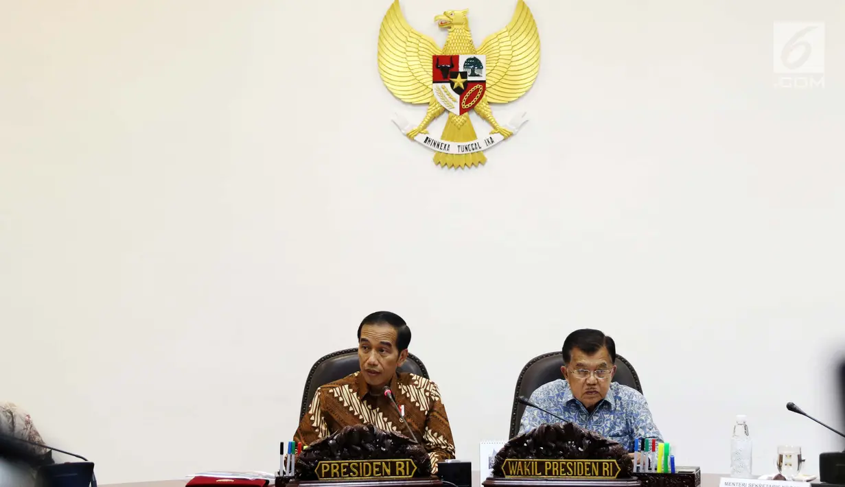 Presiden Joko Widodo (Jokowi) didampingi Wakil Presiden (Wapres) Jusuf Kalla memimpin rapat terbatas di Kantor Presiden, Jakarta, Selasa (18/7). Rapat terbatas tersebut membahas soal peraturan transportasi online. (Liputan6.com/Angga Yuniar)