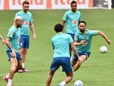 Pemain tim sepak bola nasional Brasil mengambil bagian dalam sesi latihan di Brasilia, pada 24 Maret 2025. (EVARISTO SA/AFP)