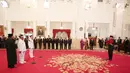 Presiden Joko Widodo atau Jokowi melantik Rohidin Mersyah sebagai Gubernur Bengkulu dan Wan Thamrin Hasyim sebagai Gubernur Riau di Istana Negara, Jakarta Pusat, Senin (10/12). Pelantikan dihadiri sejumlah menteri. (Liputan6.com/Angga Yuniar)