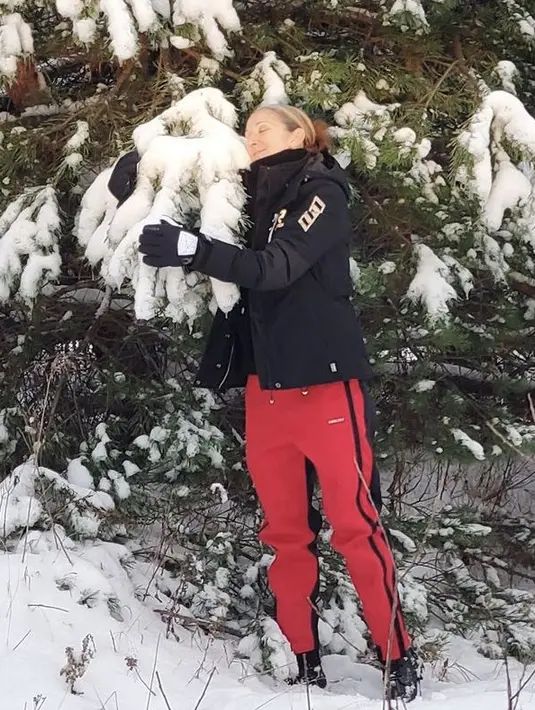 Saat musim dingin, ia mengenakan jaket tebal hitam lengkap dengan sarung tangannya. Dikombinasikan track pants merah. @celinedion