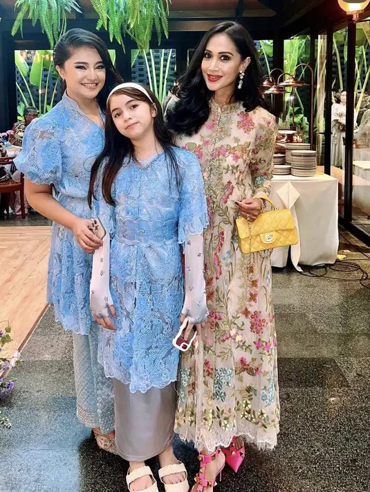 Sienna tampil dengan kebaya panjang brokat biru, dipadukan inner long sleeve warna silver yang memiliki manik-manik. Lalu dipadukan skirt panjang silvernya. @dps_diahpermatasari