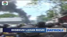 Tolak eksekusi tanah dan rumah, warga Luwuk Banggai, Sulawesi Tengah hadang petugas Pengadilan Negeri Luwuk dengan melemparkan batu.