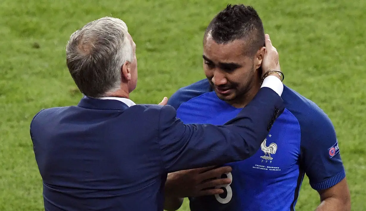 Pelatih Prancis, Didier Deschamps , menyapa Dimitri Payet usai laga Grup A Piala Eropa 2016 melawan Rumania. Gol kemenangan Prancis tercipta melalui tendangan jarak jauh oleh Dimitri Payet. (AFP/Miguel Medin) 