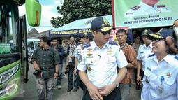 Menteri Perhubungan, Ignasius Jonan tinjau kesiapan Terminal Kampung Rambutan jelang arus mudik, Jakarta, Jumat (24/6). Salah satu bus yang diperiksa Jonan didapati jika sabuk pengaman pengemudi tak berfungsi. (Liputan6.com/Yoppy Renato)