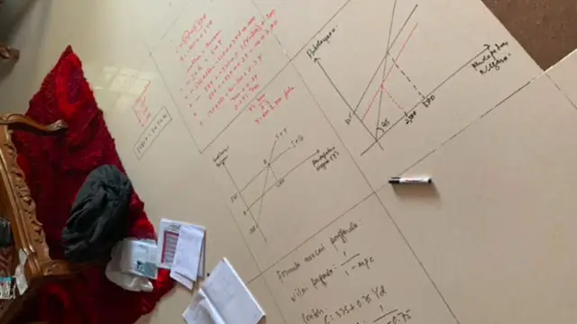 Kreativitas seorang guru mengajar murid-murid di tengah pandemi COVID-19.