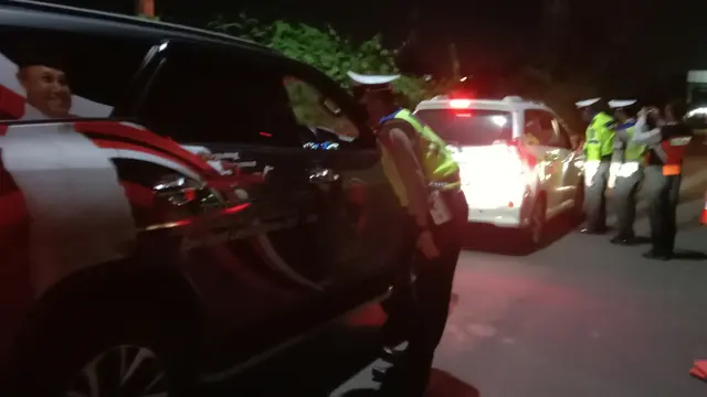 Pihak kepolisian yang berjaga di GT Merak mengaku menjalankan perintah Presiden bahwa mudik dilarang. (Foto: Liputan6.com/Yandhi Deslatama)