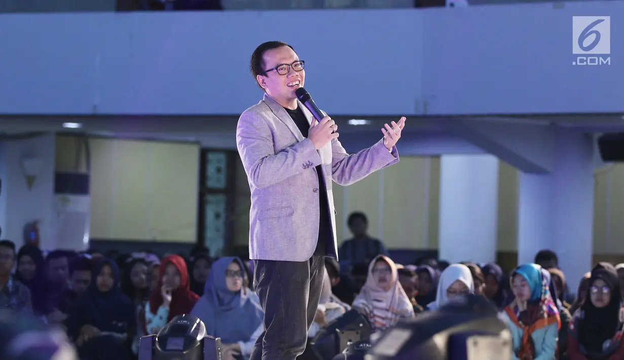 Co-founder dan President Bukalapak, Fajrin Rasyid berbagi cerita saat Emtek Goes To Campus (EGTC) 2018 di Universitas Negeri Semarang, Kamis (18/7). Bos Bukalapak itu berbagi kisah usaha belanja dan berbisnis online. (Liputan6.com/Herman Zakharia)