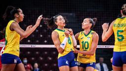 Brasil. Tim putri Brasil menempati peringkat kedua di klasemen akhir babak penyisihan dengan mengoleksi 10 kemenangan dari 12 laga dan memperoleh 29 poin. Di babak perempatfinal tim putri Brasil yang berstatus peraih medali perak Olimpiade Tokyo 2020 akan menghadapi Jepang sebagai juara Asia 2019, 13 Juli 2022. (Dok. Volleyballworld)