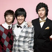 Drama Boys Over Flowers menceritakan kisah empat anak laki-laki kaya yang sekolah di SMA Shinhwa. Drama ini cocok untuk mengisi di musim panas. (Foto: soompi.com)