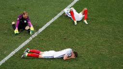 Para pemain Inggris tertidur lemas meratapi kekalahan dari Islandia pada babak 16 besar di Stade de Nice, Nice, Prancis, Selasa (28/6/2016) dini hari WIB. Inggris kalah 1-2. (REUTERS/Yves Herman)