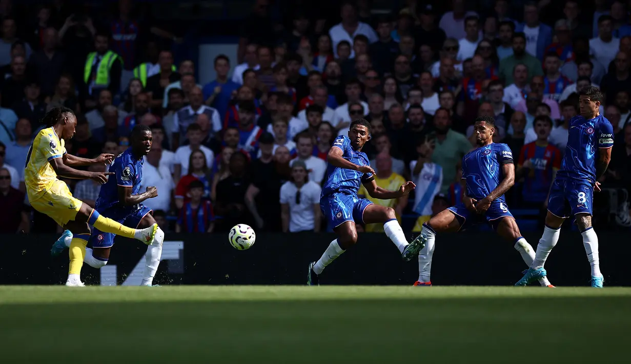 Pemain Crystal Palace, Eberechi Eze (kiri) melesatkan bola dari luar kotak penalti untuk mencetak gol ke gawang Chelsea pada laga lanjutan Liga Inggris 2024/2025 yang berlangsung di Stamford Bridge, London, Inggris, Minggu (01/09/2024). (AFP/Henry Nicholls)