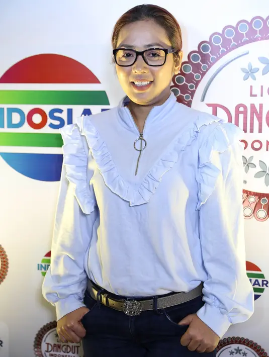 Soimah yang dulu dan sekarang memang sangat berbeda. Kala itu, Soimah yang duduk di bangku SMP tampak lusuh dengan baju dan sepatu yang dikenakan. Ia menuliskan perasaannya dan cerita di balik foto itu. (Adrian Putra/Bintang.com)