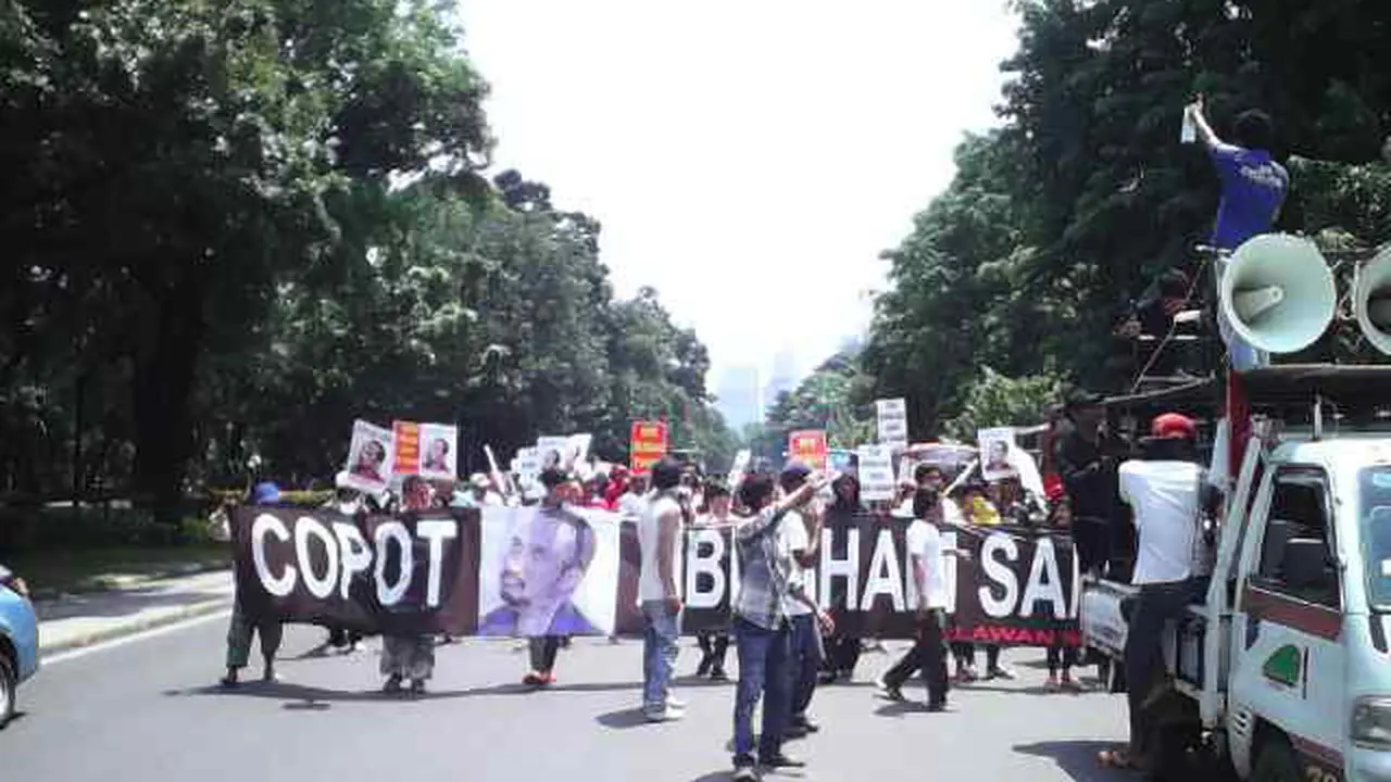 Demo di depan istana