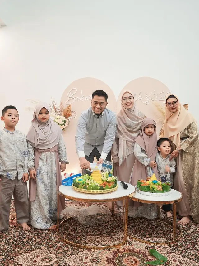 8 Potret Oki Setiana Dewi dan Keluarga Pakai Baju Kembar, Inspirasi saat Lebaran