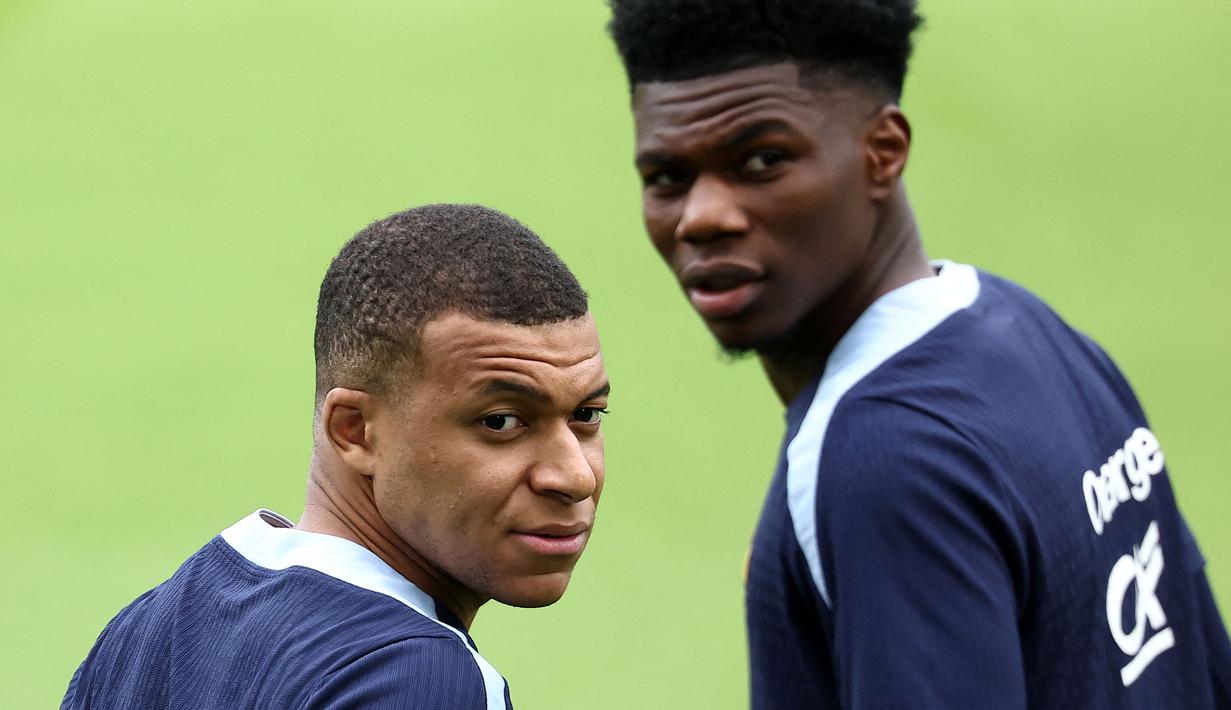Pemain Timnas Prancis, Kylian Mbappe (kiri) dan Aurelien Tchouameni saat berlatih jelang Euro 2024 di Home Deluxe Arena Stadium, Paderborn, Jerman, Rabu (12/06/2024) waktu setempat. (AFP/Franck Fife)