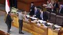 Komjen Pol Badrodin Haiti memberi hormat kepada para pimpinan DPR RI usai Sidang Paripurna penetapan Komjen Pol Badrodin Haiti sebagai Kapolri, Jakarta, Kamis (16/4/2015). (Liputan6.com/Helmi Afandi) 