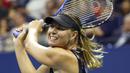 Maria Sharapova mengembalikan bola saat melawan unggulan kedua Simona Halep  pada turnamen AS Terbuka 2017 di Stadion Arthur Ashe, New York (28/8/2017). Sharapova menang 6-4,4-6,6-3. (AP/Kathy Willens)