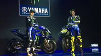 Duo pembalap Monster Energy Yamaha, Valentino Rossi (kanan) dan Maverick Vinales, pada acara peluncuran motor baru di Hotel Four Seasons, Jakarta, Senin (4/2/2019). (Bola.com/Benediktus Gerendo Pradigdo)