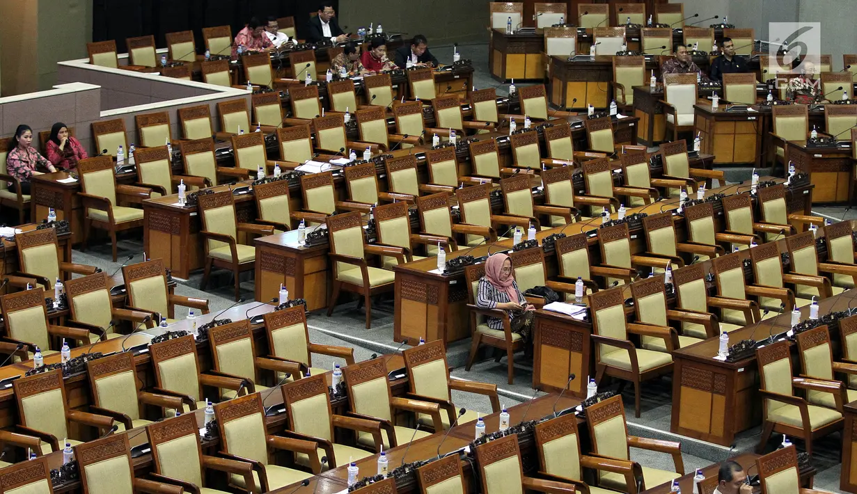 Anggota dewan di antara bangku-bangku kosong saat mengikuti rapat paripurna DPR di Kompleks MPR/DPR, Senayan, Jakarta, Selasa (23/9/2019). Rapat tersebut memiliki agenda pengambilan keputusan strategis terhadap enam RUU, di antaranya RUU Pemasyarakatan dan RUU Pesantren. (Liputan6.com/Johan Tallo)