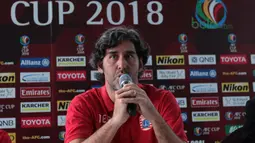 Pelatih Persija Jakarta, Stefano Teco (kanan) memberikan keterangan saat press conference Piala AFC 2018 di Hotel Grandika, Jakarta, (13/3/2018). Persija akan melawan Song Lam Nghe AN FC. (Bola.com/Nick Hanoatubun)