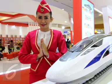Model berdiri di samping kereta cepat Jakarta-Bandung saat Indonesia Bussiness and Development Expo 2016 di, Jakarta, Kamis (8/9). PT Kereta Cepat Indonesia-Cina menargetkan pembangunan beroperasi pada 2019. (Liputan6.com/Fery Pradolo)