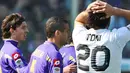 Kekecewaan striker Juventus Luca Toni (kanan) setelah gagal mencetak gol ke gawang Fiorentina dalam lanjutan Serie A di Artemio Franchi, 17 April 2011. Skor 0-0. AFP PHOTO / ANDREAS SOLARO