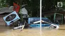 Kondisi mobil yang terseret arus banjir di perumah Ciledug Indah, Tangerang, Banten, Kamis (2/1/2020). Sebelumnya, media sosial diramaikan dengan video sejumlah mobil yang terseret arus banjir hingga ratusan meter ke arah dalam perumahan Ciledug Indah. (Liputan6.com/Angga Yuniar)