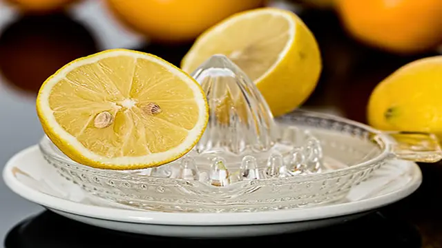 Ilustrasi memeras lemon