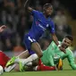 Gelandang Chelsea, Charly Musonda, berusaha melewati penjagaan pemain Nottingham Forest pada laga Piala Liga di Stadion Stamford Bridge, London, Rabu (20/9/2017). Chelsea menang 5-1 atas Forest. (AP/Kirsty Wigglesworth)