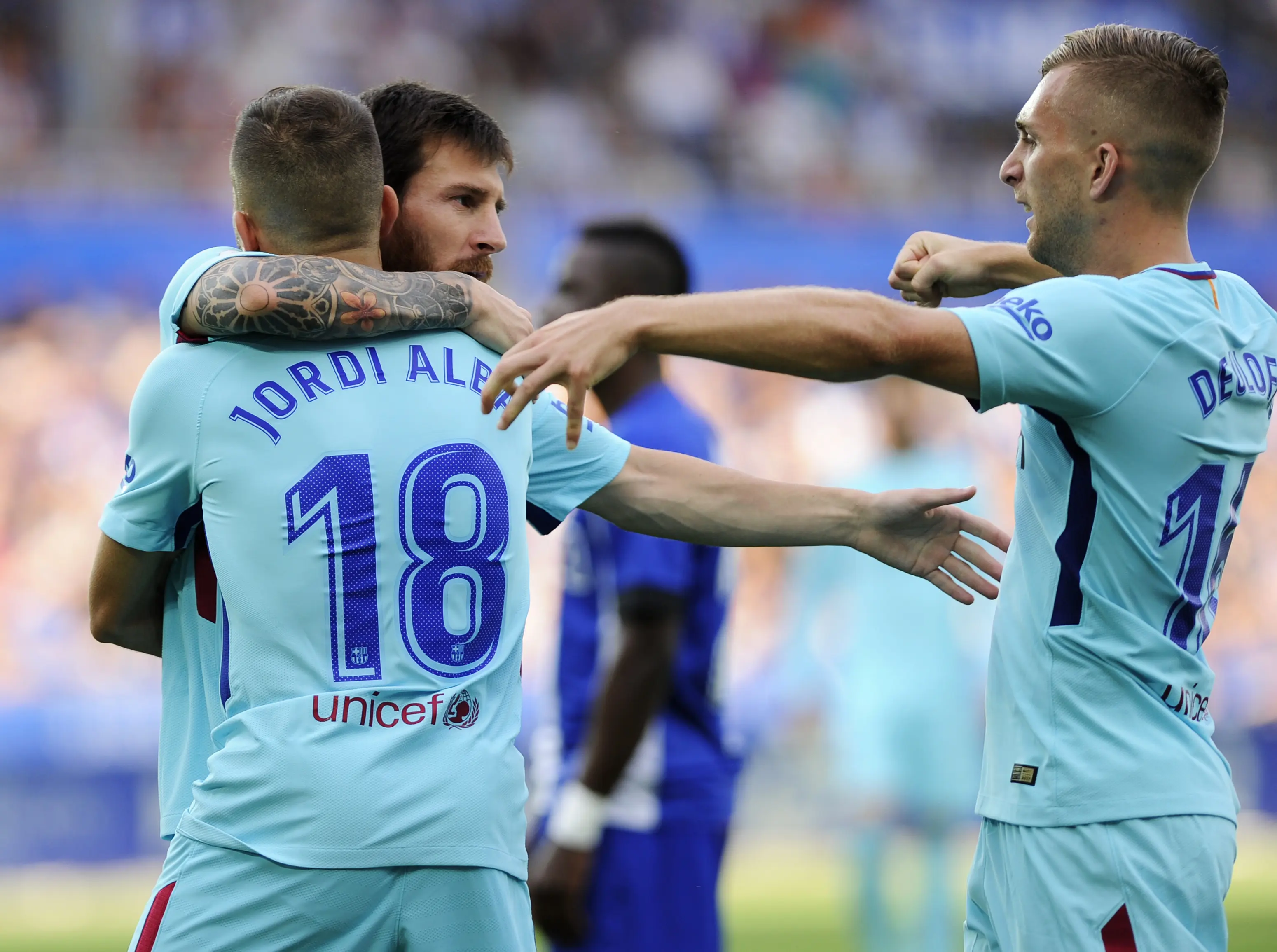 Penyerang Barcelona, Lionel Messi (dua dari kiri) melakukan selebrasi bersama Jordi Alba (kiri) dan Gerard Deulofeu, pada laga kontra Alaves, di Stadion Mendizorrotza, Sabtu (26/8/2017). Barcelona menang 2-0 atas Alaves.  (AFP/Ander Gillenea)