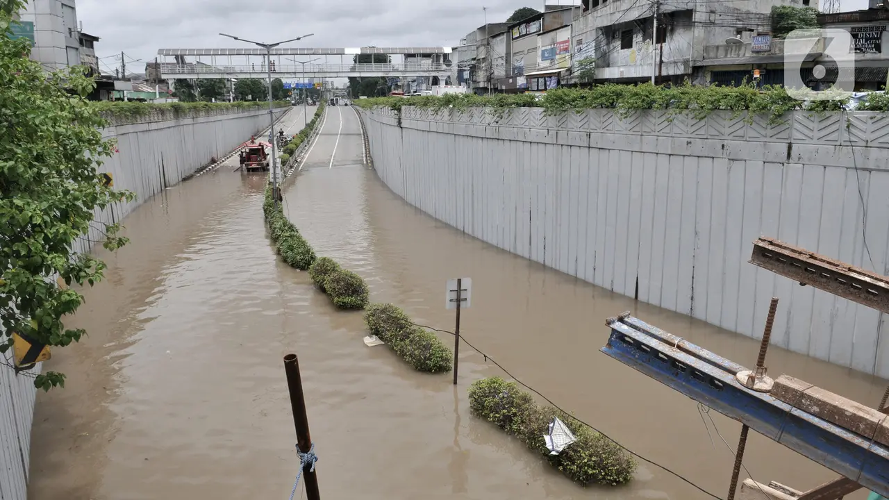 Banjir Rendam Underpass Senen, Lalin Cempaka Putih - Pasar Senen Terputus