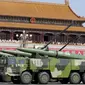 Kendaraan militer termasuk tank dan rudal saat parade militer untuk memperingati 70 tahun berakhirnya Perang Dunia II di Beijing, China, Kamis (3/9/2015). (REUTERS/Jason Lee)