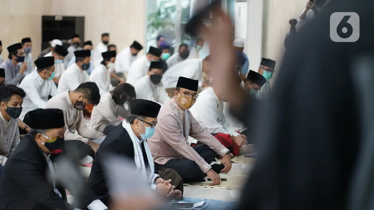 FOTO: Gubernur dan Wakil Gubernur DKI Jakarta Salat Idul Adha di Masjid Balai Kota