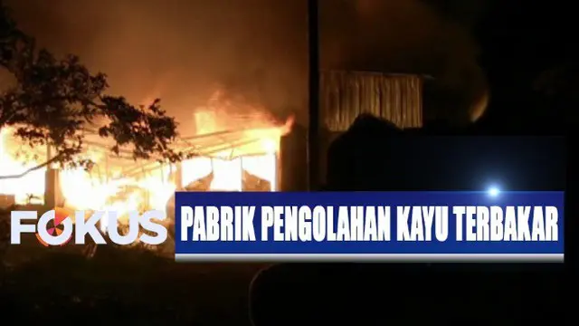 Kobaran api bahkan terlihat dari jalan nasional penghubung Surabaya-Banyuwangi yang berjarak cukup jauh dari lokasi.