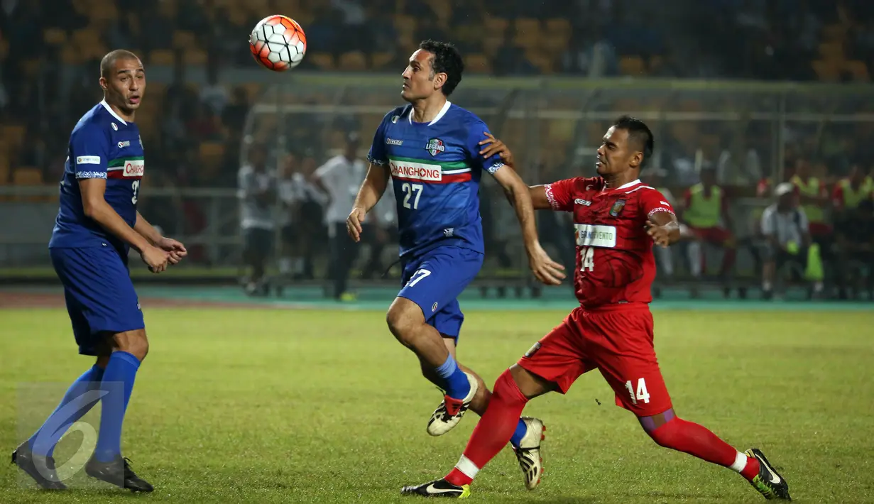 Pemain belakang Primavera Baretti, Charis Yulianto (kanan) menahan laju gelandang Calcio Legend Nicola Amoruso saat laga persahabatan di Stadion GBK Jakarta, Sabtu (21/5/2016). Primavera Baretti kalah telak 4-0. (Liputan6.com/Helmi Fithriansyah)