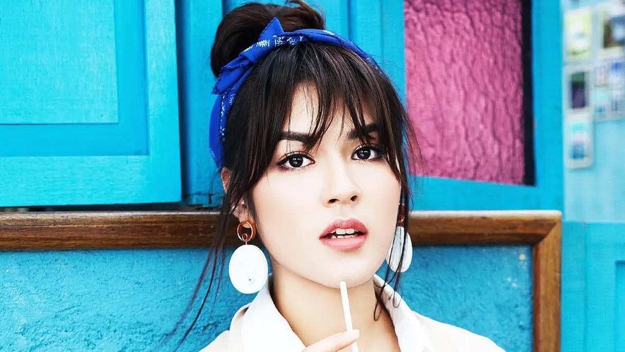 7 Gaya Penampilan Raisa dengan Poni Pendeknya, Bak ABG