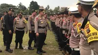 Kapolda Riau Irjen Mohammad Iqbal mengecek pasukan yang diterjunkan dalam pengamanan kampanye pemilihan umum. (Liputan6.com/M Syukur)