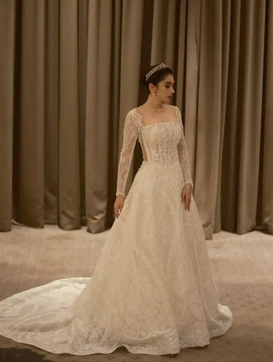 Pesona Angel Karamoy dalam balutan gaun pengantin ini semakin menegaskan kecantikannya yang awet muda. Dengan riasan flawless dan tatapan penuh percaya diri, ia tampak seperti seorang ratu di istananya sendiri. Tak heran jika banyak yang kagum dan mengaguminya sebagai salah satu ikon kecantikan tanah air. (Liputan6.com/IG/@realangelkaramoy)
