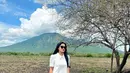 Tak heran jika pada akhirnya sosok Titi Kamal selalu menuai banyak pujian. Terlebih karena dirinya tetap cantik dan langsing bahkan setelah menjadi ibu dua orang anak. (Liputan6.com/IG/@titi_kamall)