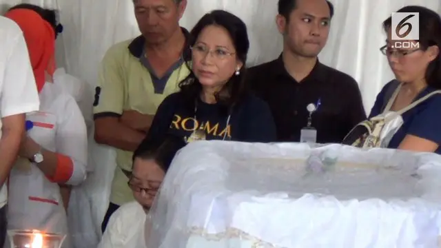 Wenny Angelina tertunduk di depan dua peti jenazah anaknya, evan dan Nathan. 2 anak tersebut adalah korban tewas bom yang meledak di Surabaya.
