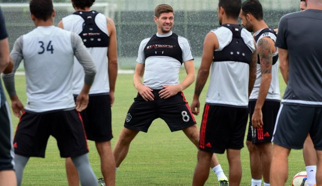 Mantan Kapten Liverpool dan Timnas Inggris, Steven Gerrard, mengikuti sesi latihan perdana LA Galaxy di Carson, California, AS. Rabu (8/7/2015) pagi WIB. (AFP PHOTO/Frederic J. Brown)