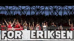 Spanduk dukungan terhadap Cristian Eriksen dan suporter Denmark bersorak jelang pertandingan Grup B Euro 2020 antara Denmark melawan Belgia di stadion Parken di Kopenhagen, Kamis, (17/6/2021). (Foto: AP/Pool/Friedemann Vogel)