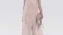Gaun dihiasi dengan rouches ringan yang memberi look romantis. Koleksi ini juga bagian dari FENDI Couture AW 2022.