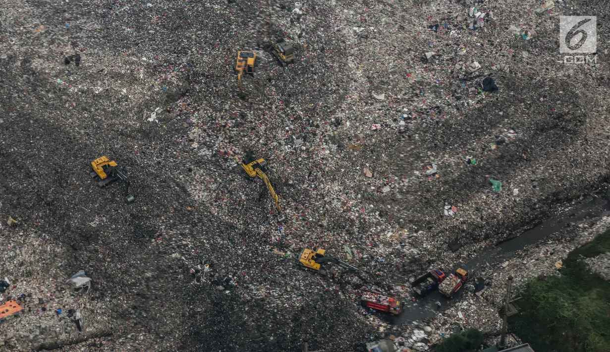 Pandangan udara terlihat alat berat mengeruk sampah di TPST Bantar Gebang, Bekasi, Jawa Barat, Selasa (4/6/2019). Kondisi TPST Bantar Gebang kian rapih, perapihan dilakukan dengan membuat bentuk seperti tangga dan semakin kecil pada bagian atasnya, mirip bentuk piramida. (Liputan6.com/Faizal Fanani)