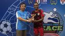 Pemain Unckle FC, Mitchel Nere, didaulaut menjadi pemain yang paling ramah sepanjang turnamen. (Bola.com/Vitalis Yogi Trisna)